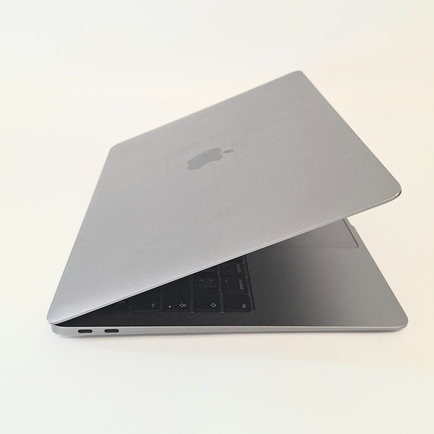 APPLE MacBook Air A1932 (2019) Космический серый/i5-8210Y/8 ГБ/256 ГБ SSD/Intel HD Graphics/13,3″ Retina/ID: 22603