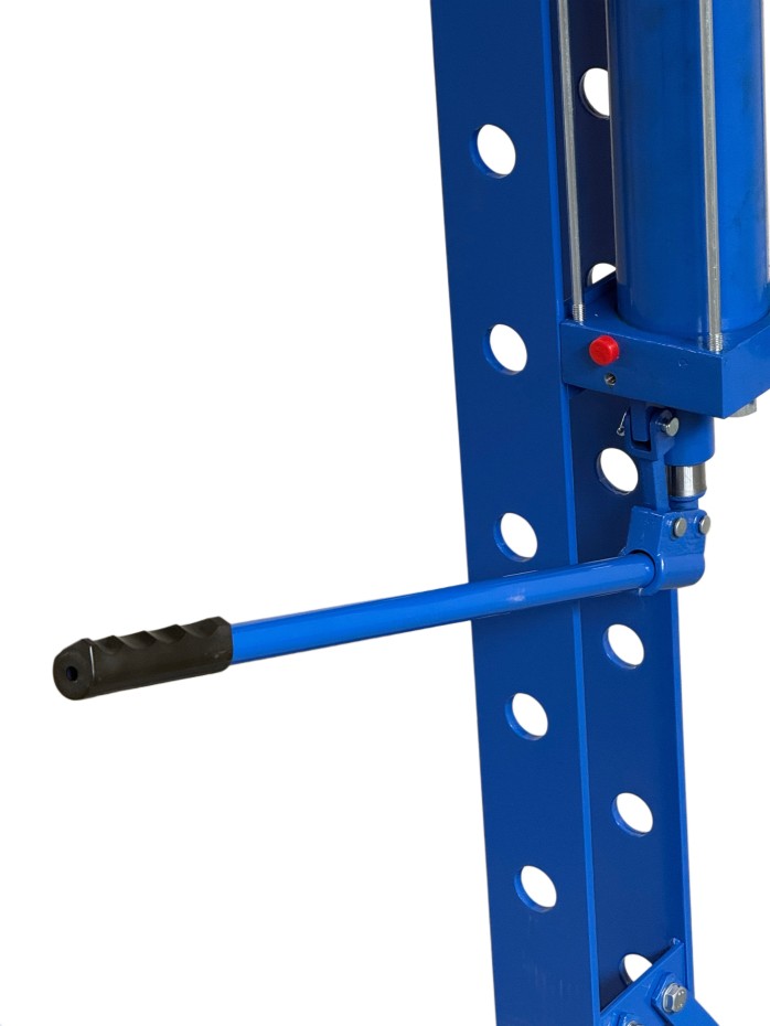 Zils hidrauliskais domkrats uz balta fona