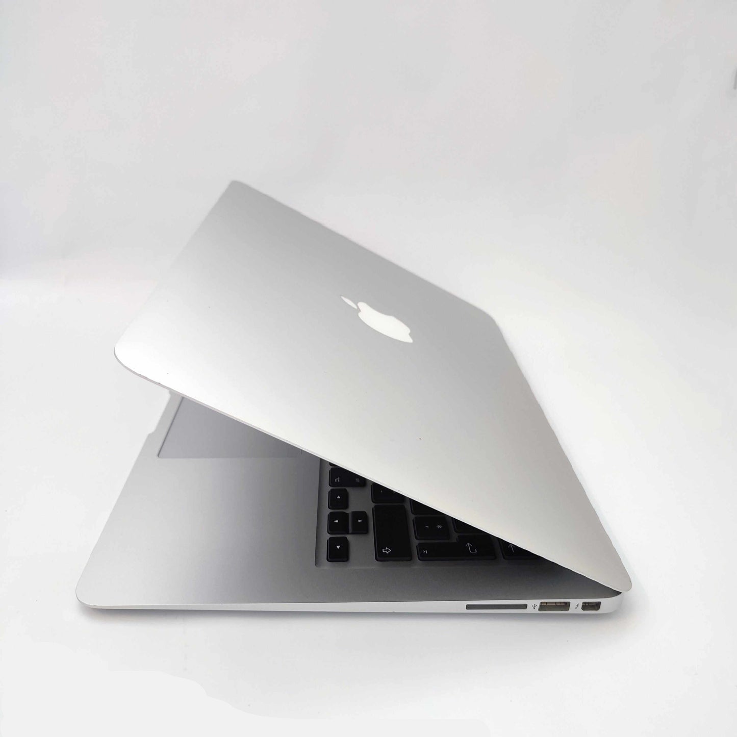 APPLE MacBook Air A1466 (2014)/i7-4650U/8GB/256GB SSD/Intel HD Graphics/13.3″ cietais disks/ID: 25430