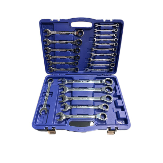 Набор гаечных ключей в синем футляре на белом фоне