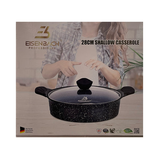 Неглубокая кастрюля Eisenbach диаметром 28 см на упаковочной коробке с размытым фоном