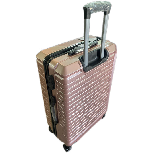 Чемодан из розового золота с текстурированной поверхностью на белом фоне