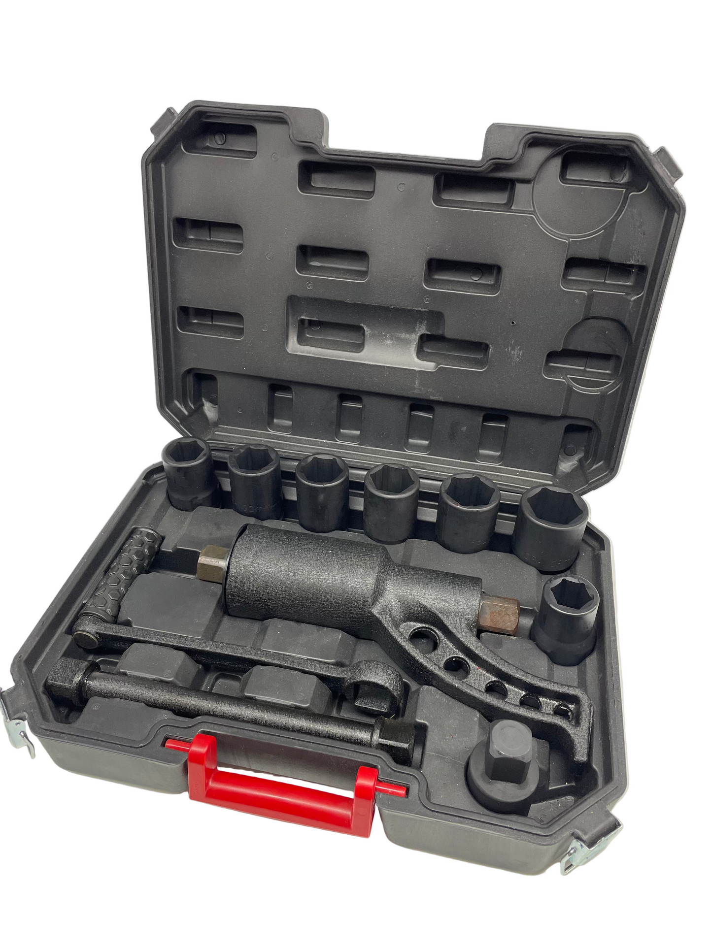 Набор механических инструментов в черном футляре с красной защелкой на белом фоне.