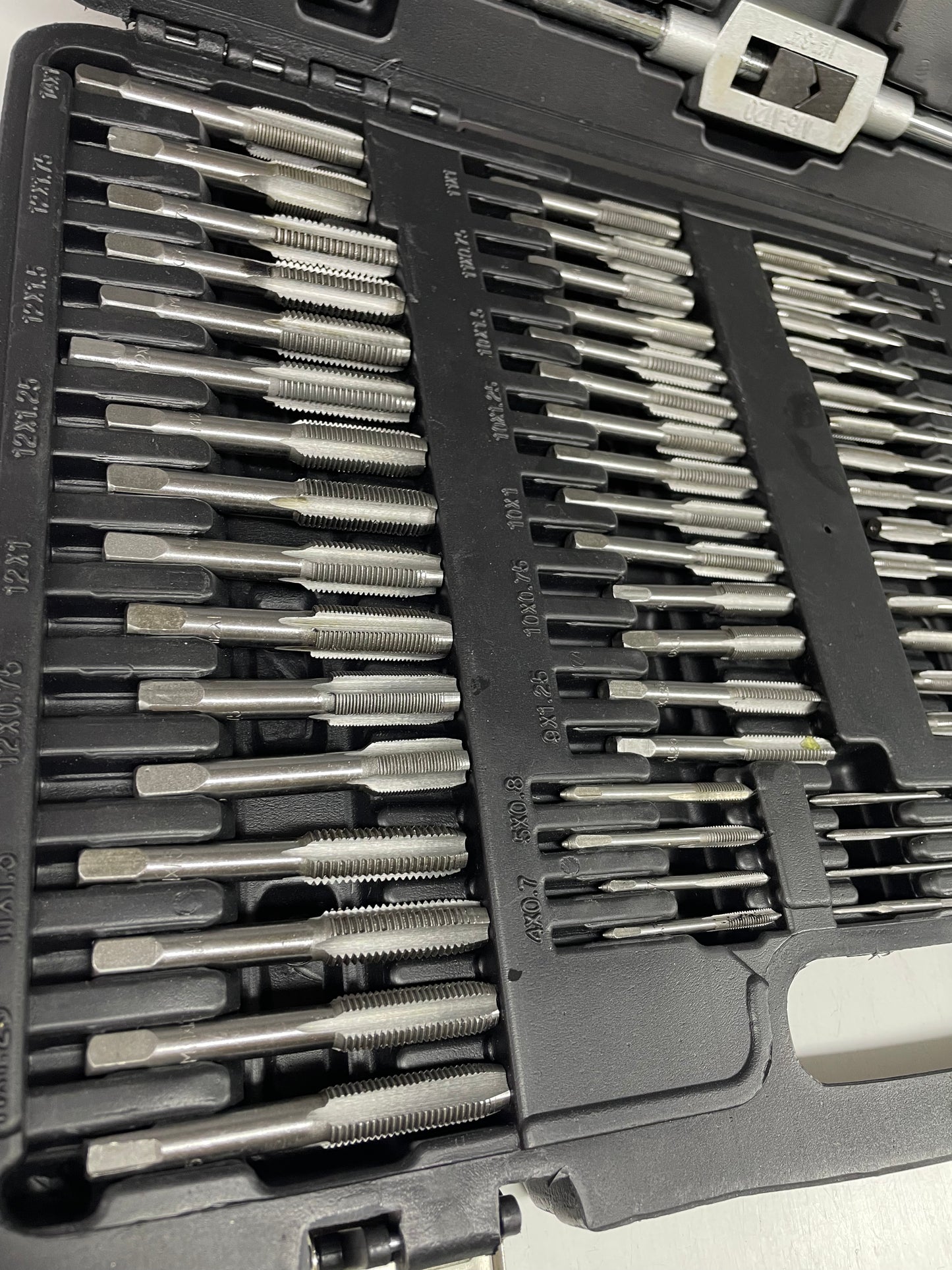 FTools profesionālais metrisko vītņurbju un vītņgriežu komplekts (110 gab.)