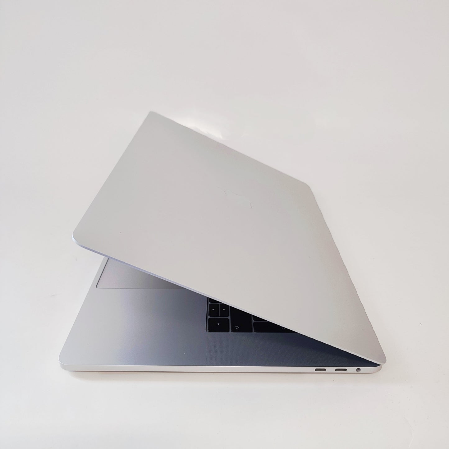APPLE MacBook Pro A1990 (2019) Серебристый/i7-9750H/16ГБ/256ГБ SSD/AMD/15.4'' Retina/ID: 26633