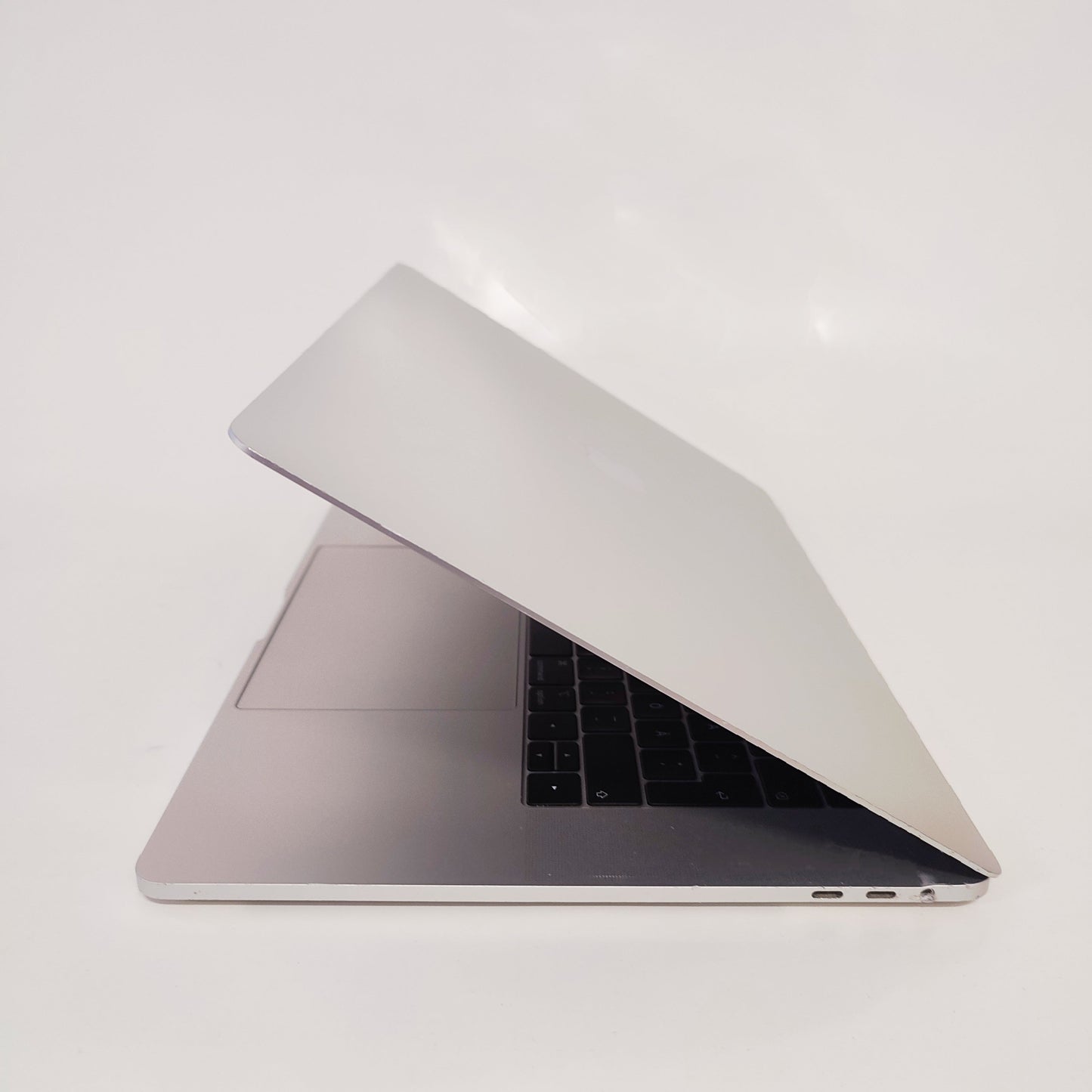 APPLE MacBook Pro A1990 (2018) Sudrabs/i7-8750H/16GB/256GB SSD/AMD Radeon Pro 555X/15.4'' Retina/ID: 26664