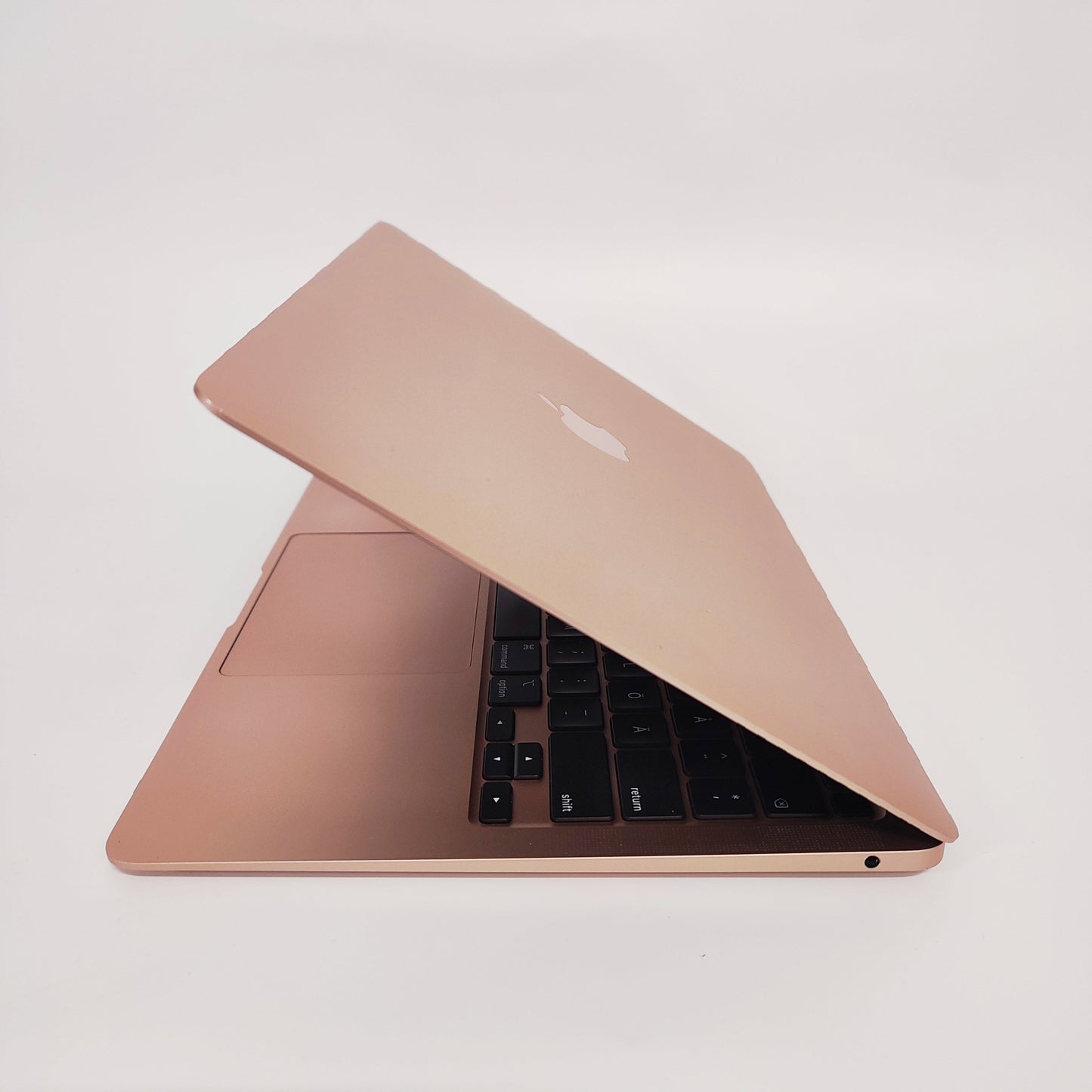 APPLE MacBook Air A2179 (2020) Rozā/i7-1060NG7/16GB/500GB SSD/Intel HD Graphics/13.3″ Retina/ID: 25099