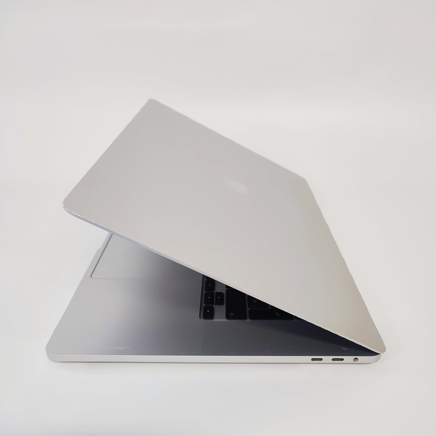 APPLE MacBook Pro A2141 (2019) sudrabs/i9-9980H/16GB/1TB SSD/AMD/16″ Retina/ID: 25192
