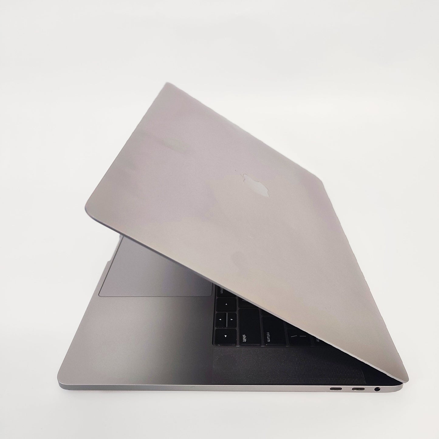 APPLE MacBook Pro A1990 (2018) kosmosa pelēks/i9-8950HK/32GB/1TB SSD/AMD/15'' Retina/ID: 25060