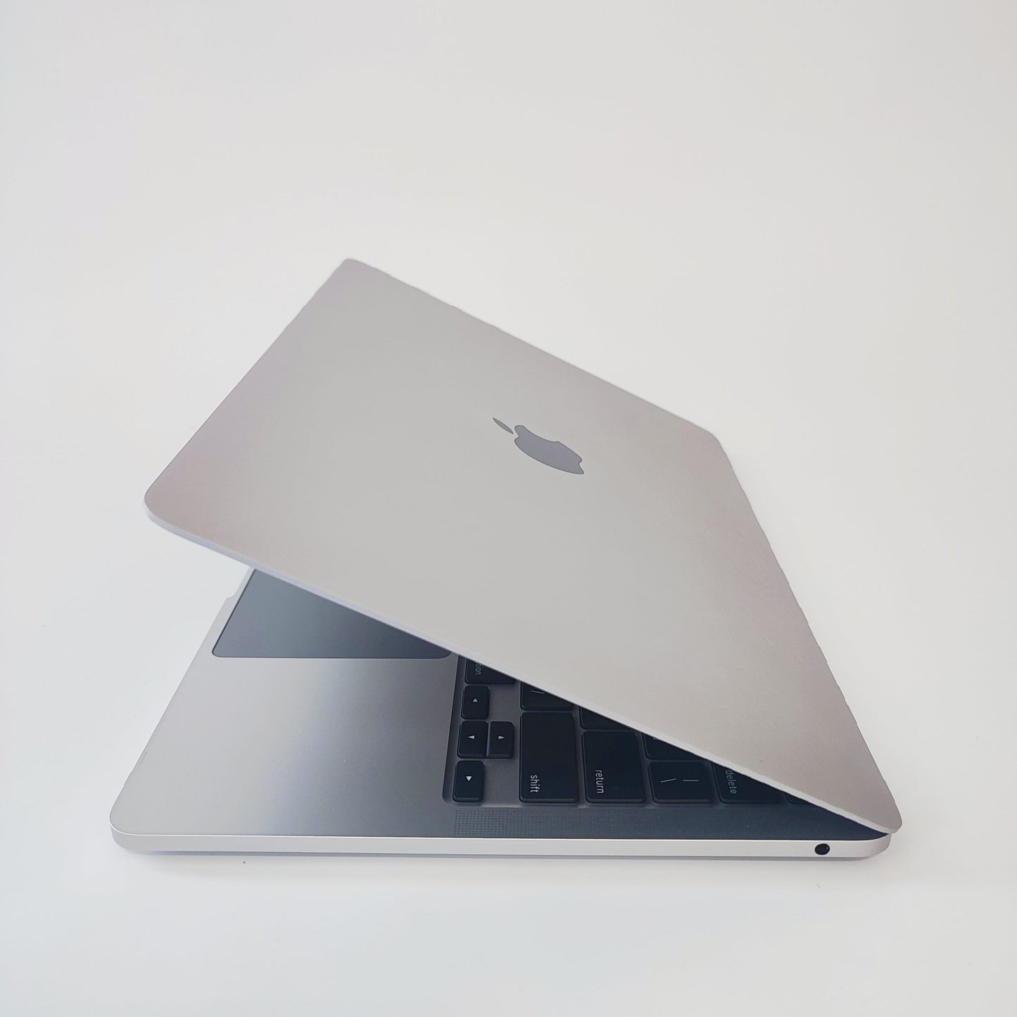 APPLE MacBook Pro A2338 (2020) Kosmosa pelēks/M1/16GB/256GB SSD/Apple/13.3″ Retina/ID: 29108