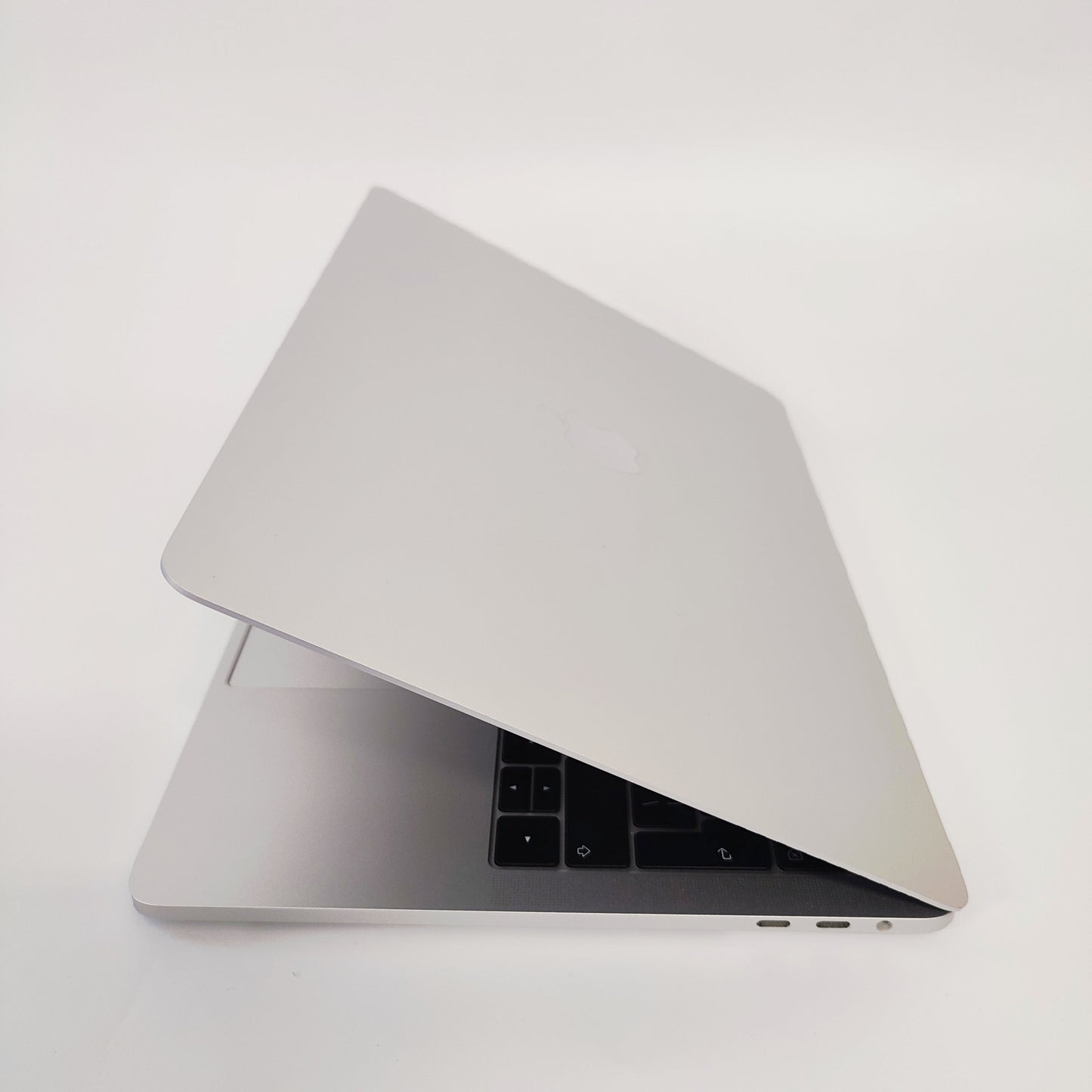 APPLE MacBook Pro A1989 (2018) sudrabs/i7-8559U/16GB/500GB SSD/Intel HD Graphics/13.3″ Retina/ID: 25079