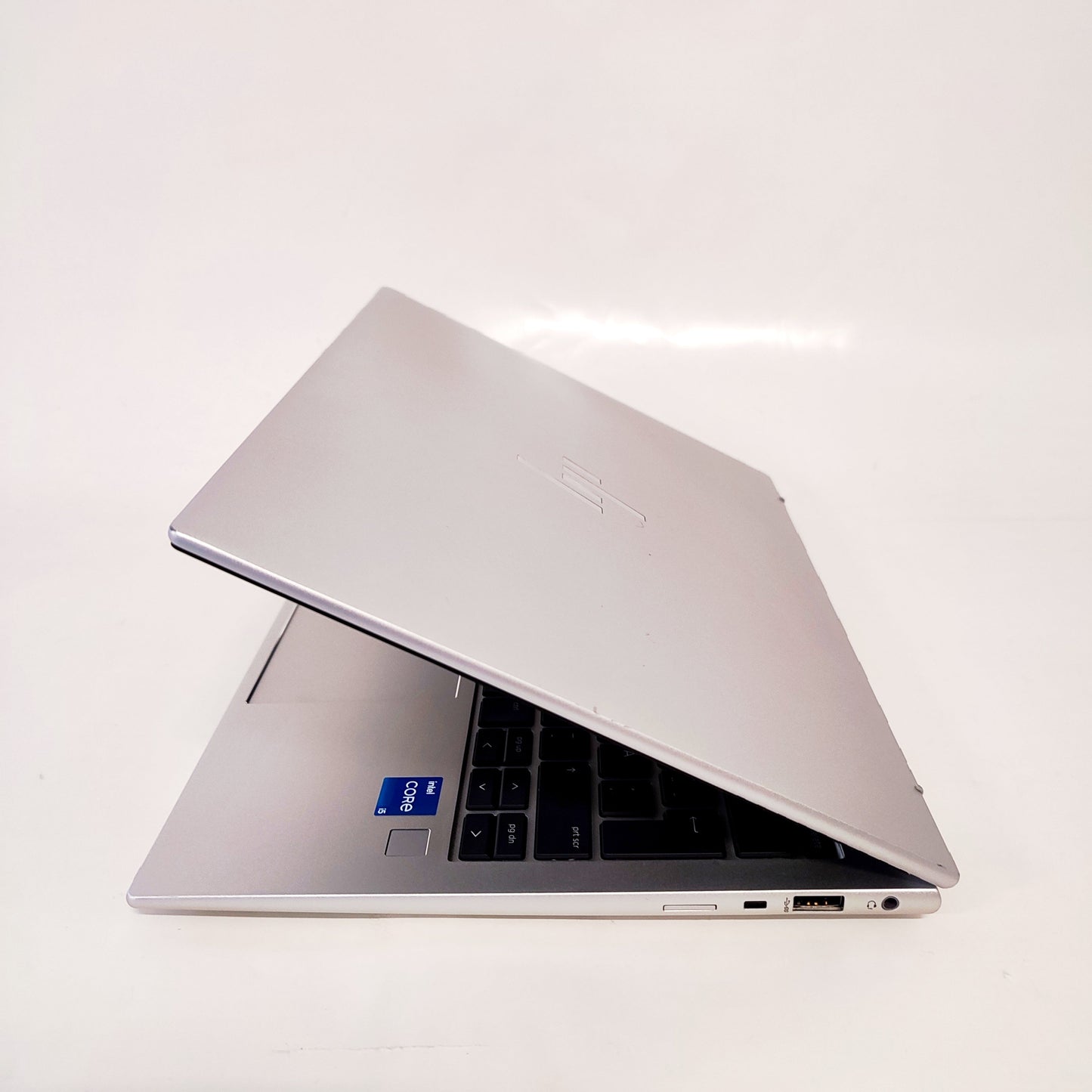 HP EliteBook 830 G9/i5-1235U/16GB/256GB SSD/Intel HD Graphics/13.3″ FHD/ID: 28654
