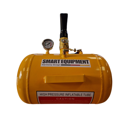 Dzeltens augstspiediena gaisa cilindrs ar Smart Equipment logotipu uz balta fona