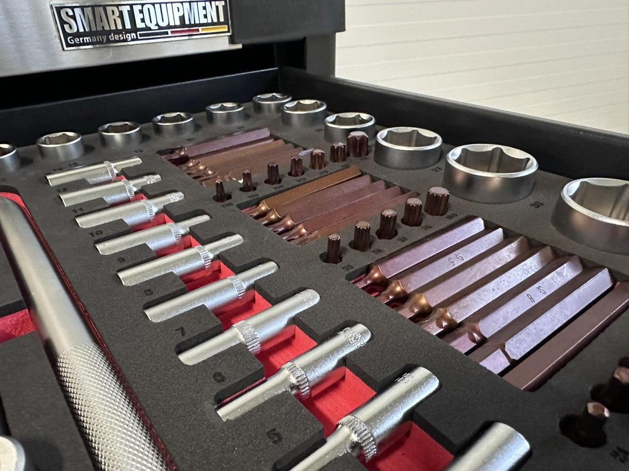 Мобильный инструментальный шкаф SMART EQUIPMENT с 3/3+1 выдвижными ящиками — полный профессиональный комплект из 136 предметов.