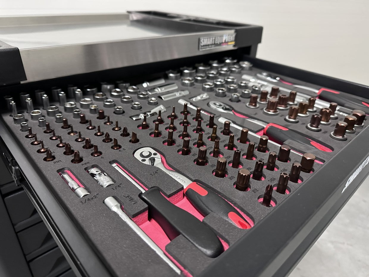 06-1057 Тележка для инструментов – 7 ящиков, 5 из которых полностью заполнены (237 предметов).