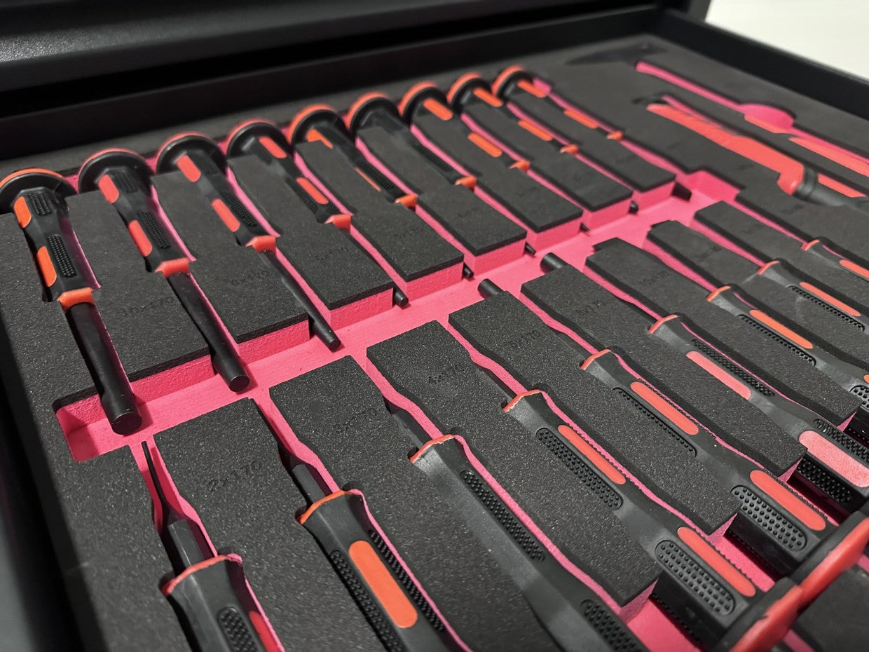 06-1057 Тележка для инструментов – 7 ящиков, 5 из которых полностью заполнены (237 предметов).