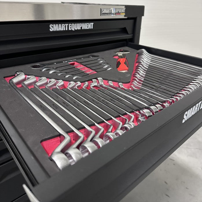 06-1057 Тележка для инструментов – 7 ящиков, 5 из которых полностью заполнены (237 предметов).