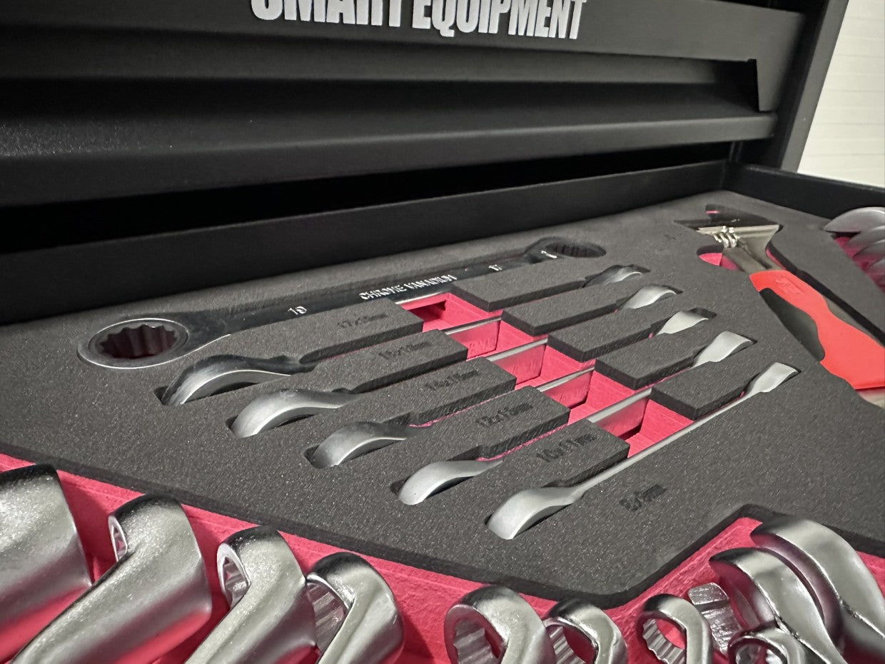 06-1057 Тележка для инструментов – 7 ящиков, 5 из которых полностью заполнены (237 предметов).