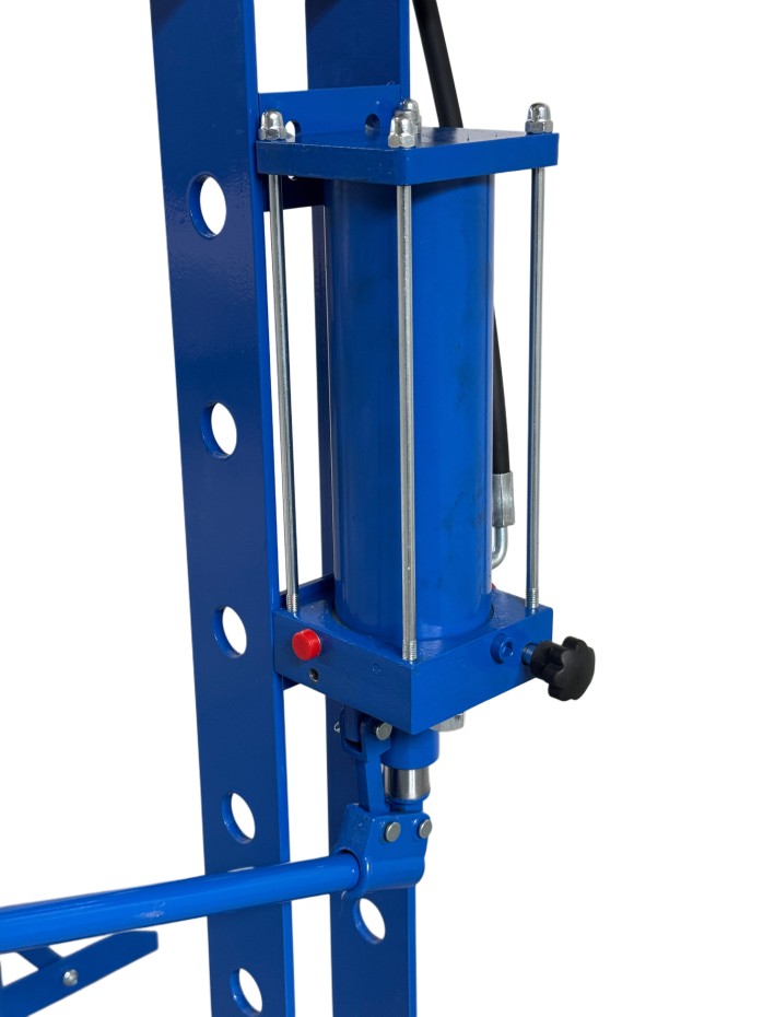 Zils hidrauliskais domkrats uz balta fona