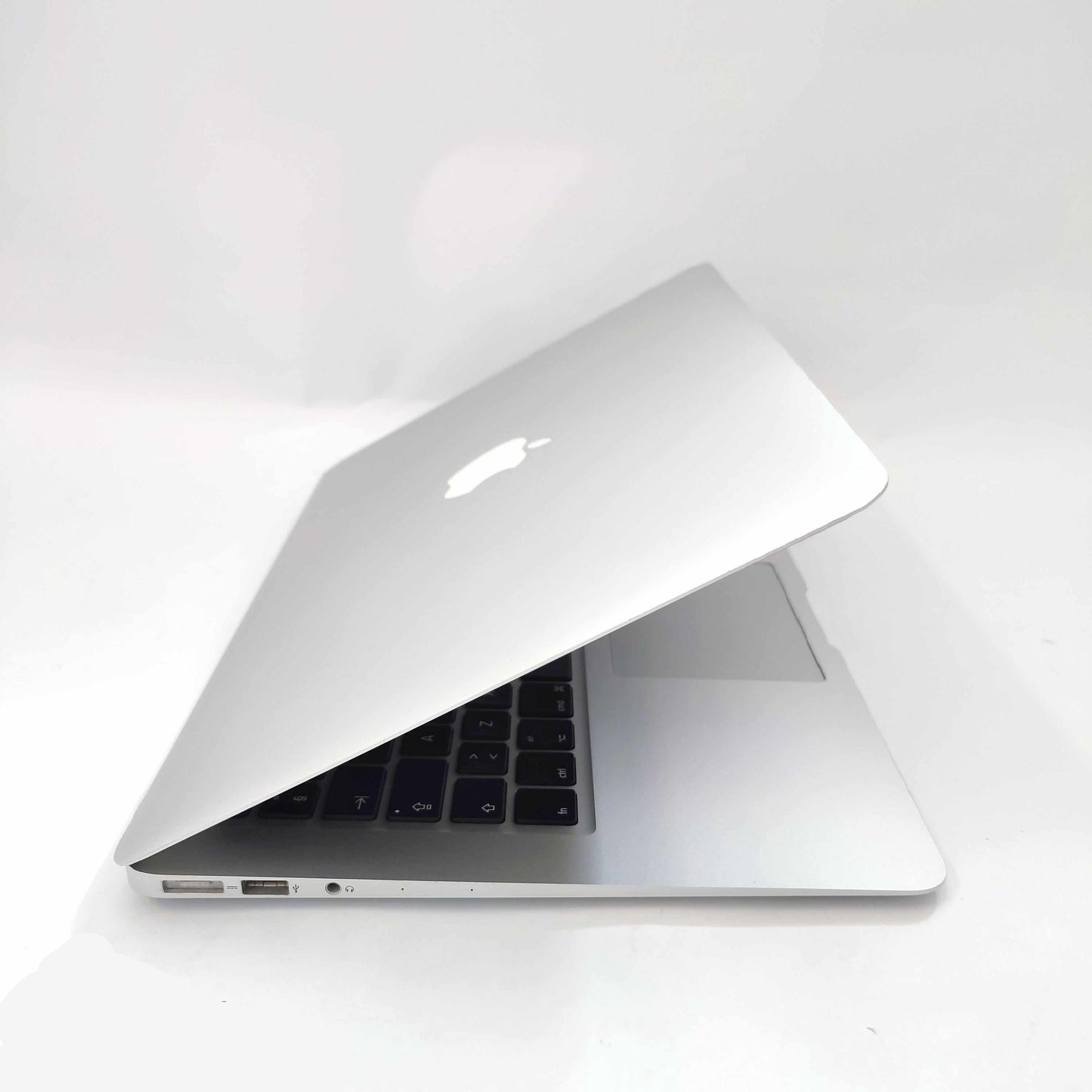 APPLE MacBook Air A1466 (2014)/i7-4650U/8GB/256GB SSD/Intel HD Graphics/13.3″ cietais disks/ID: 25430