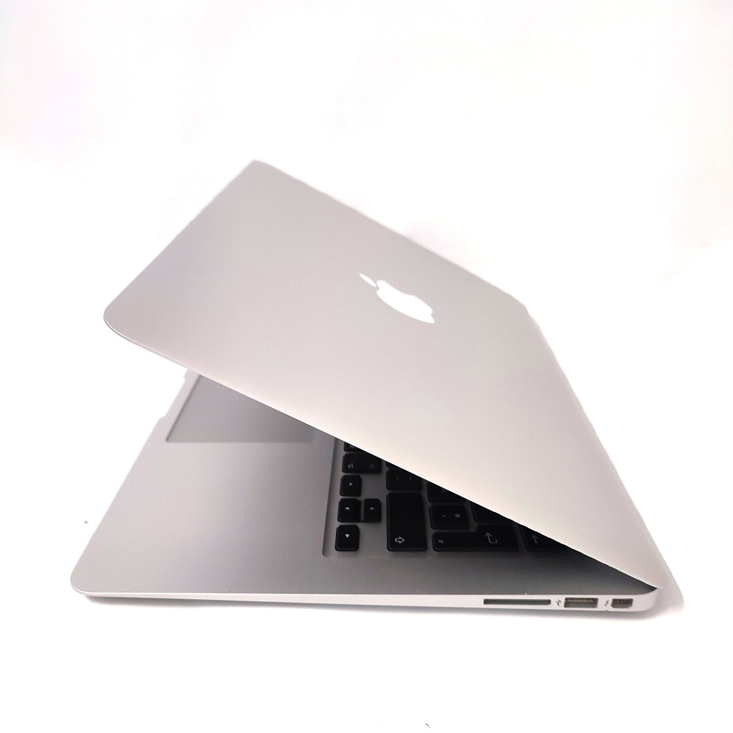 APPLE MacBook Air A1466 (2015)/i5-5250U/4GB/256GB SSD/Intel HD Graphics/13.3″ cietais disks/ID: 16688