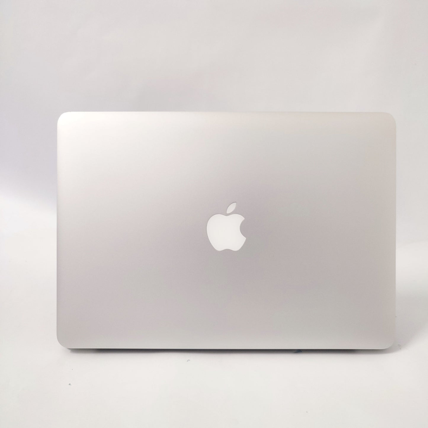 APPLE MacBook Air A1466 (2015)/i5-5250U/4GB/256GB SSD/Intel HD Graphics/13.3″ cietais disks/ID: 16688