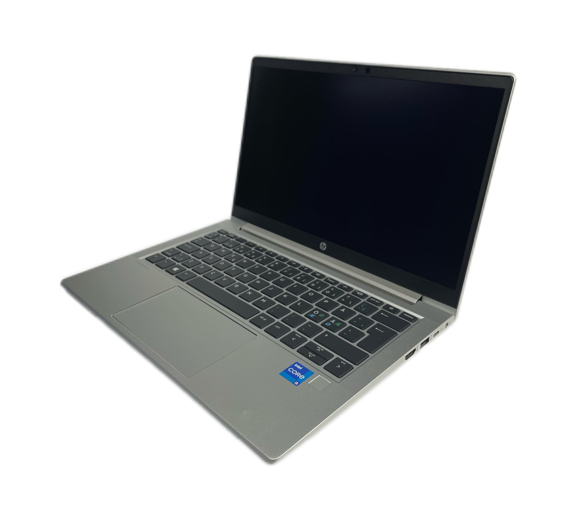 HP klēpjdators uz balta fona