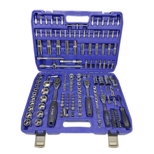 Zils instrumentu komplekts ar dažādiem instrumentiem futrālī uz balta fona
