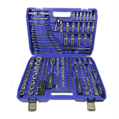 Mehānisks instrumentu komplekts ar dažādiem instrumentiem zilā futrālī uz balta fona
