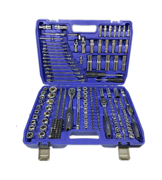 Mehānisks instrumentu komplekts ar dažādiem instrumentiem zilā futrālī uz balta fona