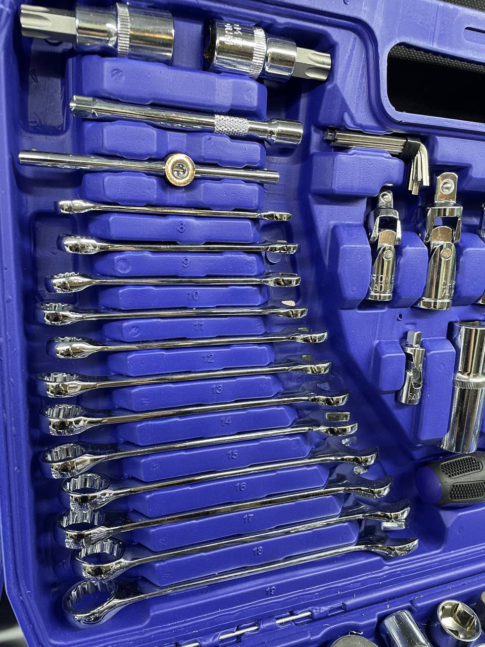 Uzgriežņu atslēgu un ligzdu komplekts zilā instrumentu kastē