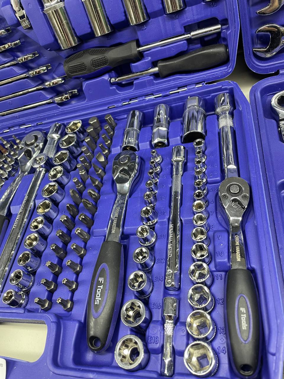 Instrumentu komplekts, ieskaitot uzgriežņu atslēgas un ligzdas zilā instrumentu kastē