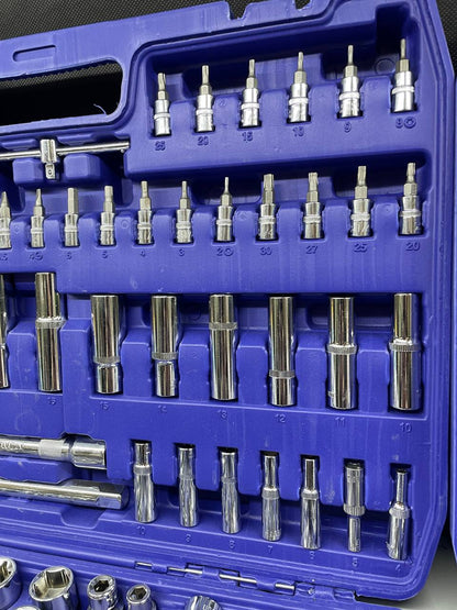 Uzgaļu un instrumentu komplekts zilā koferī