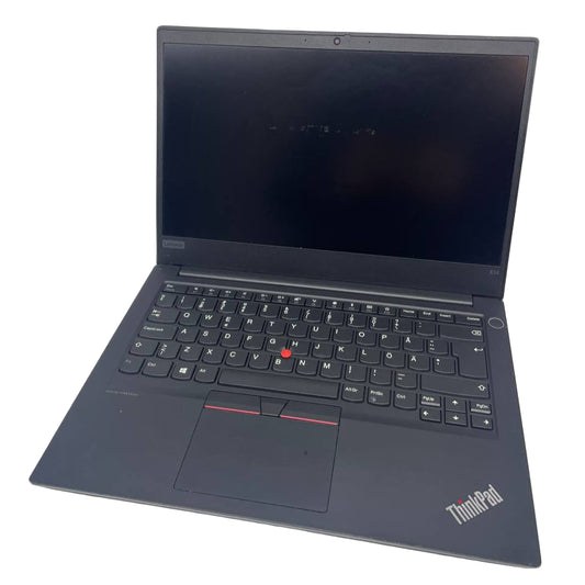Melns Lenovo klēpjdators uz balta fona