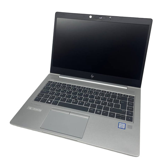 Klēpjdators HP uz balta fona