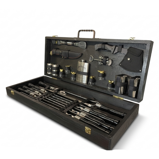 Роскошный набор шампуров для барбекю в деревянном футляре с бронзовыми рюмками в виде голов животных и тактическим ножом.