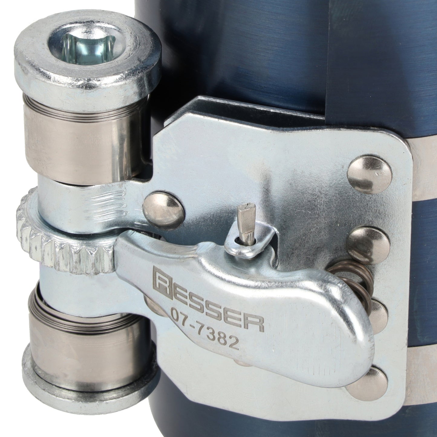 Virzuļa gredzenu kompresors 60–175 mm 07-7382 ir profesionāls darbnīcas instruments, kas paredzēts virzuļa gredzenu uzstādīšanai iekšdedzes dzinējos. Regulējamais darba diapazons no 60 līdz 175 mm ļauj apkalpot daudzu veidu dzinējus – sākot no vieglajām automašīnām līdz vieglajiem komerctransporta līdzekļiem. Izgatavots no atsperu tērauda, ​​tas nodrošina drošu un vienmērīgu gredzenu saspiešanu, garantējot virzuļa vieglu ievietošanu cilindrā.