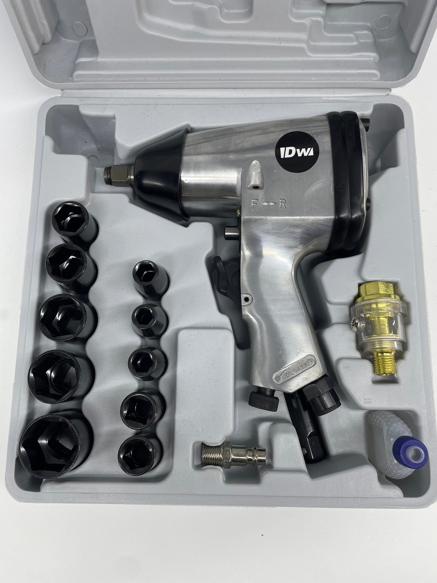 Набор пневматических ударных гайковертов с принадлежностями в сером кейсе на белом фоне