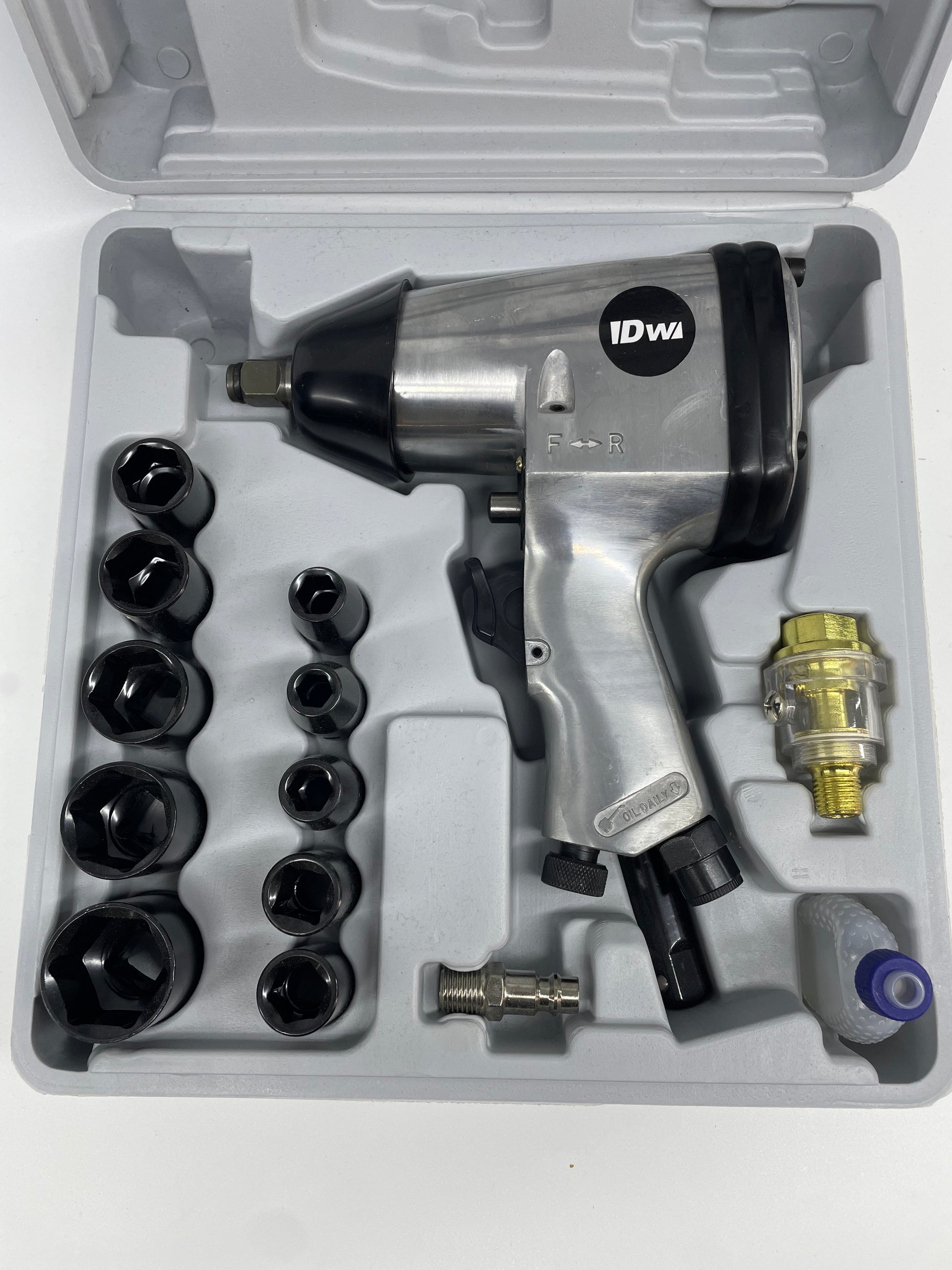 Набор пневматических ударных гайковертов с принадлежностями в сером кейсе на белом фоне