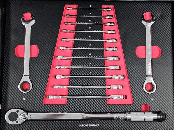 Rokas instrumenti, knaibles un triecieninstrumentu grupa
Kombinētās sprūdrata atslēgas (13 gab.): 8, 9, 10, 11, 12, 13, 14, 15, 16, 17, 19, 21, 22 mm.

Griezes momenta atslēga (1 gab.): 1/2 collu piedziņa, darba diapazons 28–210 N·m.