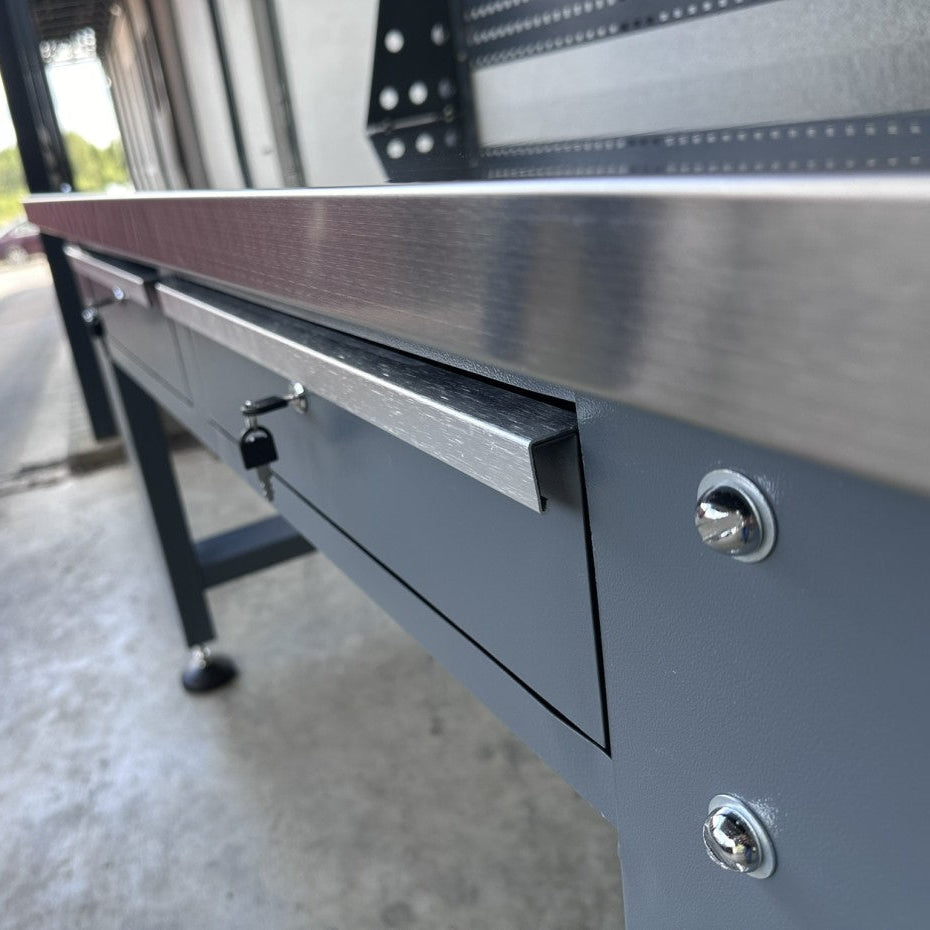 VIEDĀ IEKĀRTA Darbagalds ar atvilktnēm un plauktu + perforēta siena SM04