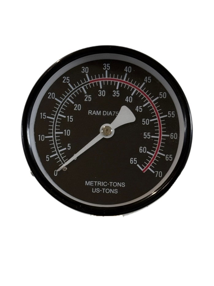 Шкала для измерения метрических тонн и американских тонн на белом фоне