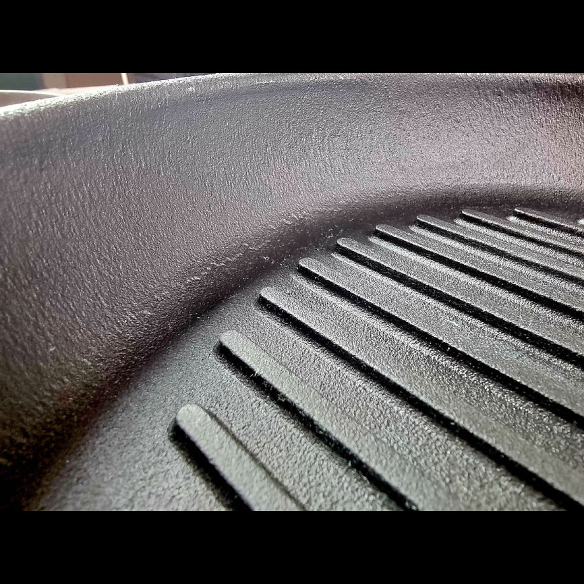 Maysternya cast iron grill pan 24x4 cm with wooden handle (Т308)