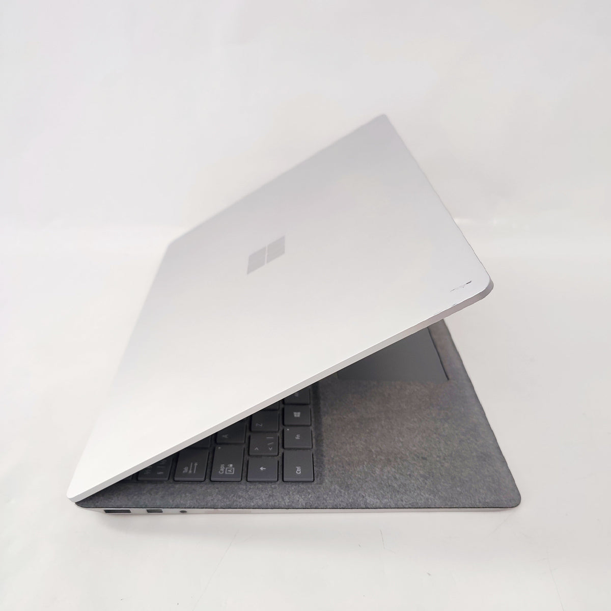 MICROSOFT Surface Laptop/i5-7300U/8GB/256GB SSD/Intel Graphics/13.5″ QHD/ID: 29879