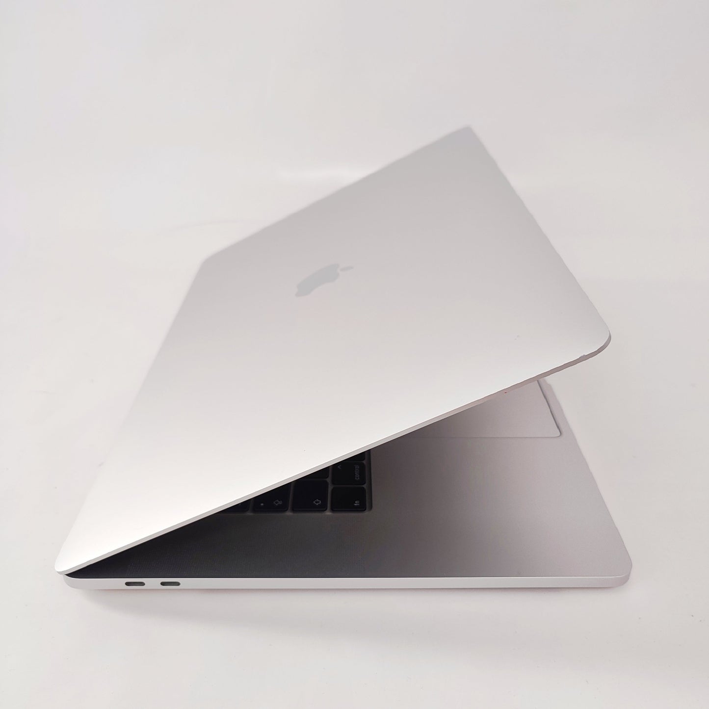 APPLE MacBook Pro A2141 (2019) Серебристый/i7-9750H/16ГБ/500ГБ SSD/AMD Radeon 5300M/16″ Retina/ID: 27780