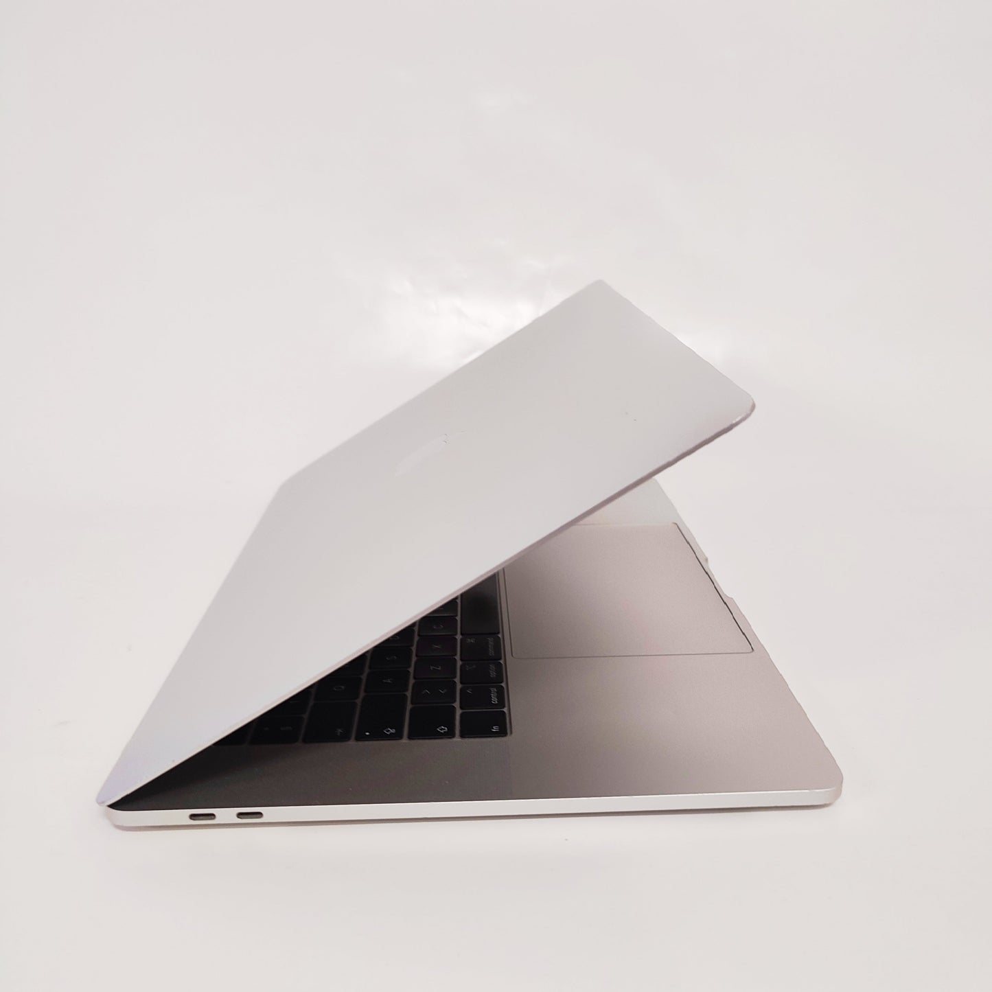 APPLE MacBook Pro A1990 (2018) Sudrabs/i7-8750H/16GB/256GB SSD/AMD Radeon Pro 555X/15.4'' Retina/ID: 26664