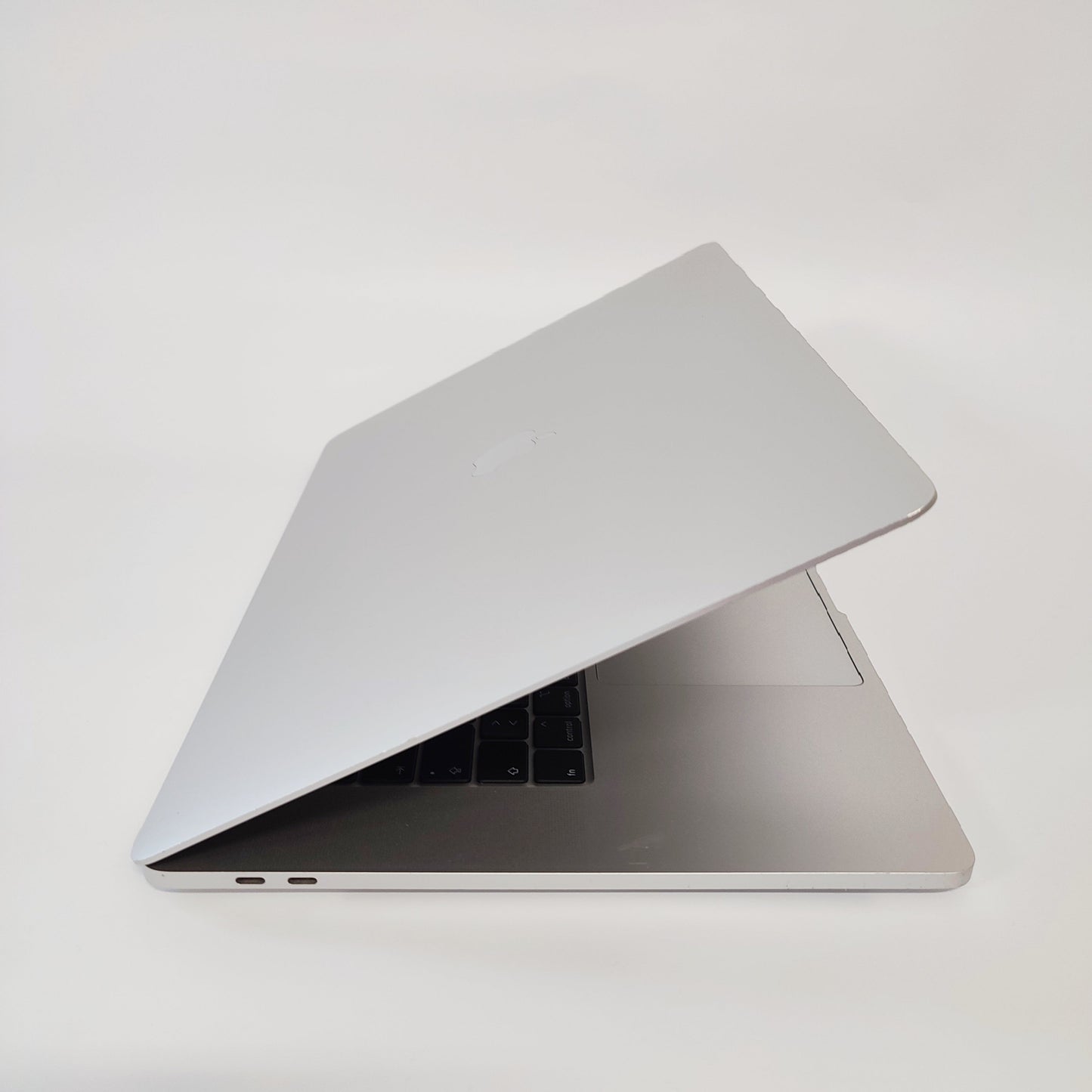 APPLE MacBook Pro A2141 (2019) sudrabs/i9-9980H/16GB/1TB SSD/AMD/16″ Retina/ID: 25192
