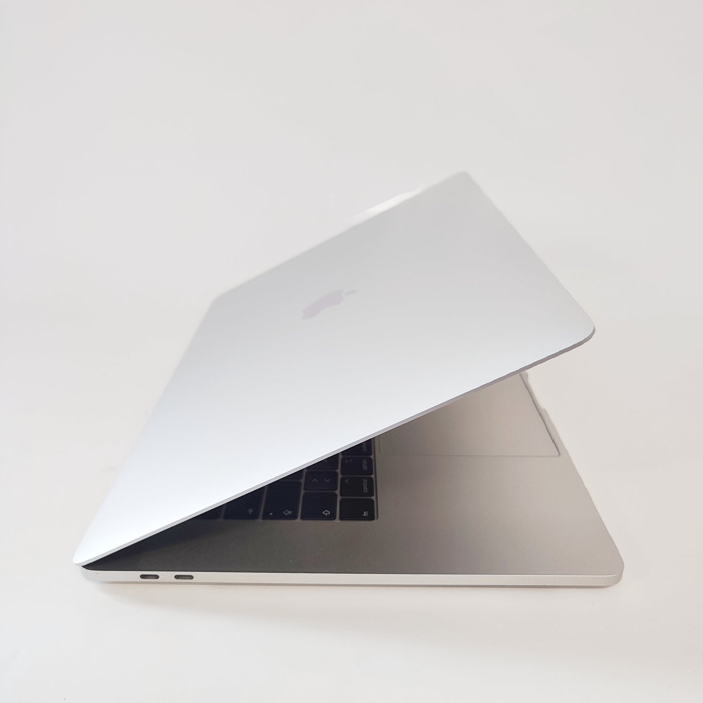 APPLE MacBook Pro A1990 (2019) Серебристый/i7-9750H/16ГБ/256ГБ SSD/AMD/15.4'' Retina/ID: 26633