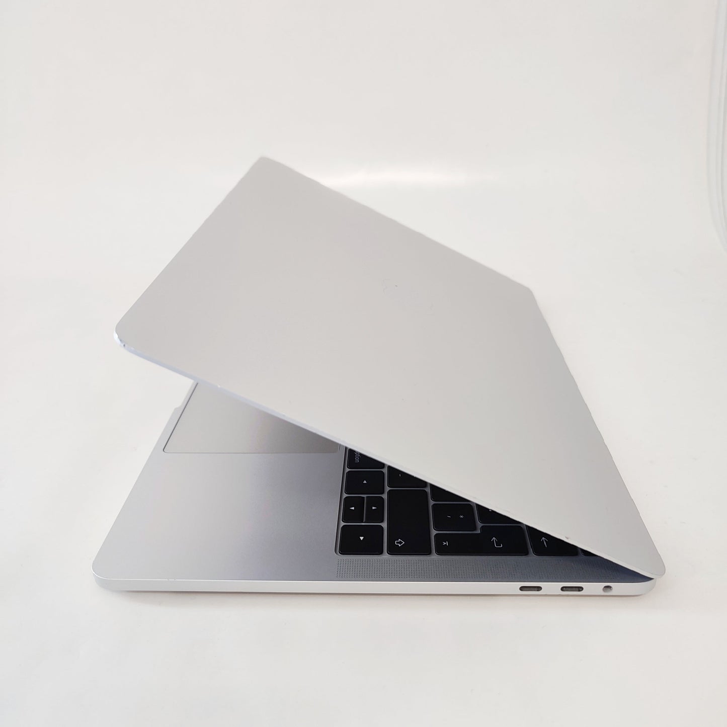 APPLE MacBook Pro A1706 (2017) Sudrabs/i5-7267U/8GB/256GB SSD/Intel Iris/13.3″ Retina/ID: 28755