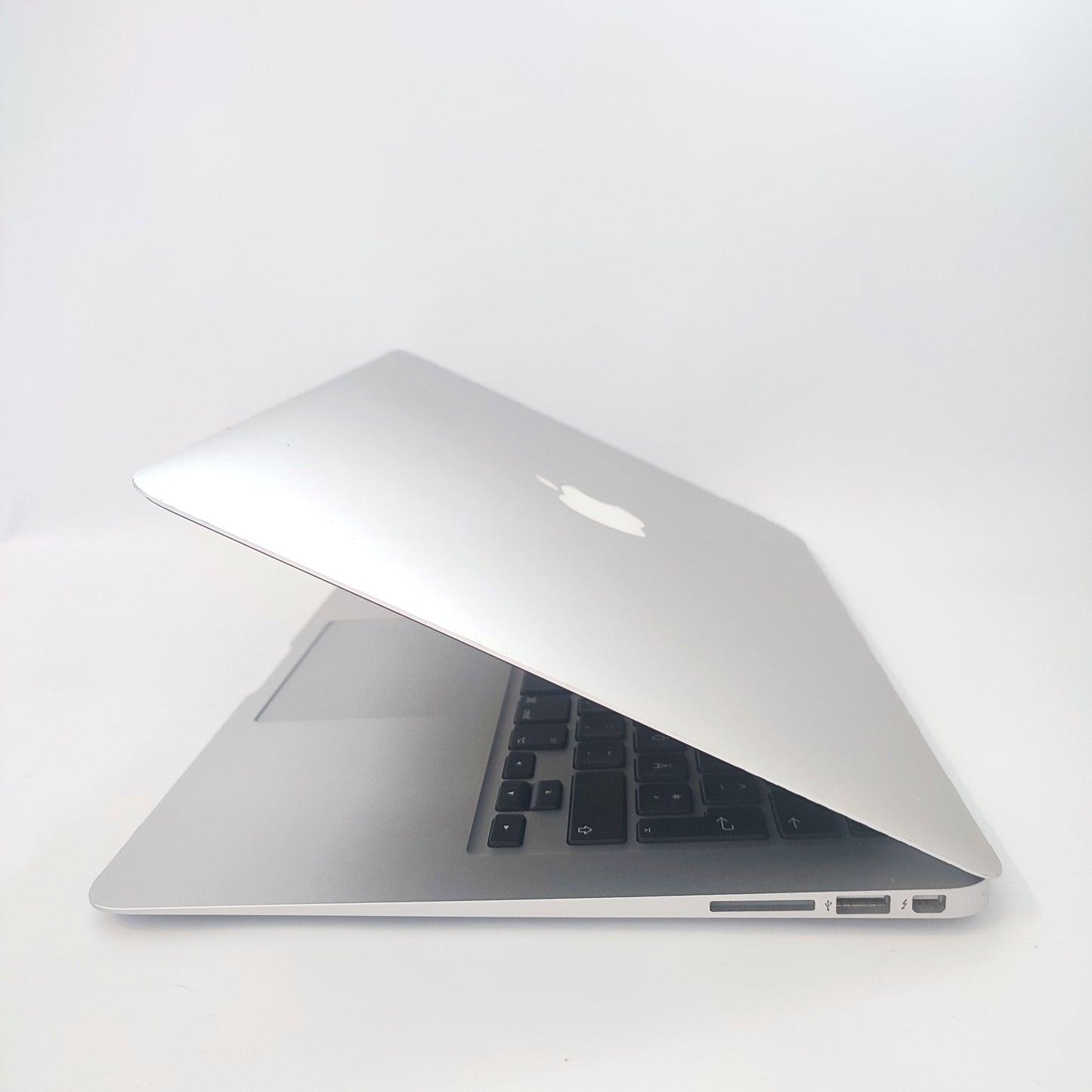 APPLE MacBook Air A1466 (2017)/i5-5350U/8GB/256GB SSD/Intel HD Graphics/13.3″ HD+/ID: 20291